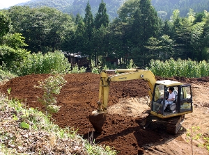 刈払いを完了したあと、新しい土を搬入し整地1